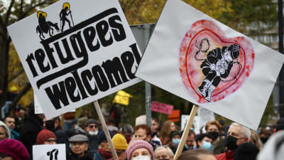 Demonstranter i Polen protesterar mot att migranter skickas tillbaka till Belarus