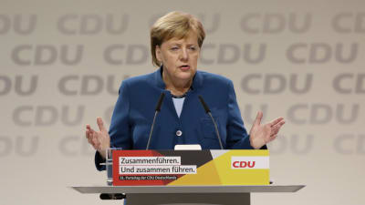 Angela Merkel efter sitt avskedstal som partiledare