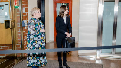 Annika Saarikko (C) och Sanna Marin (SDP) anländer till Kommunhuset i Helsingfors.