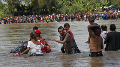 Honduraner i en andra större migrantkaravan vadade över floden Suchiate, från Guatemala till Mexiko på måndagen 29.10. 