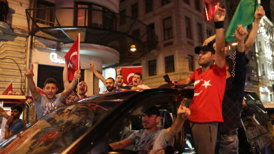 Demonstranter på Taksimtorget i Istanbul sjunger och firar att statskuppen misslyckades.