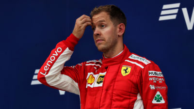 Sebastian Vettel kliar sig i pannan