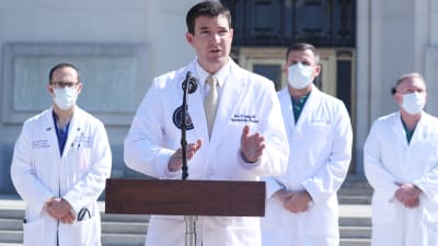 Läkaren Sean P. Conley  informerar om covid-19-insjuknade president Trumps hälsotillstånd 4.10.2020ns 