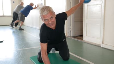 Kurt Öhblom deltar i Skröbbel-Gåbbarnas gymnastik