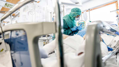 En sjukskötare Evelin Prees vårdar en coronapatient på intensivvårdsavdelningen.