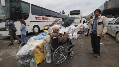 Flyktingar från Nagorno-Karabach i närheten av ett registreringscenter i staden Goris, södra Armenien. Fotografiet taget i dag, lördag. 