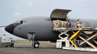 Bild på ett chhilenskt flygplan som lastas med humanitär hjälp på väg till Haiti från panama.