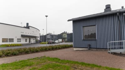 vy över kerava fängelse med hus och gård och buskar