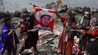 Shamaner som utför en ritual i stöd för den peruanske presidentkandidaten Pedro Castello.