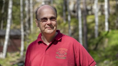 Roger Wessman vid sin sommarstuga.