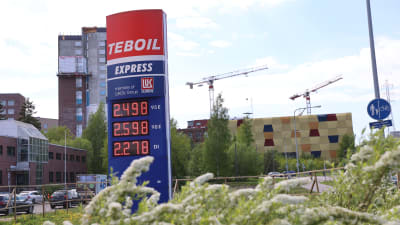 Dieselin ja bensan hinta kesäkuussa Helsingin Metsälän Teboil-asema.
