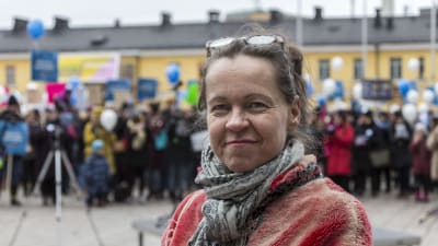 Lastentarhanopettajien palkkoihin liittyvä mielenosoitus Helsingin Narinkkatorilla.