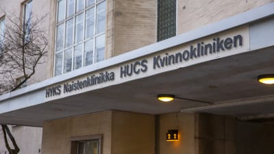 Ingången till HUS Kvinnoklinik.