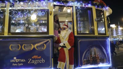 En spårvagnschaufför utklädd till julgubbe. Bilden är tagen i Zagreb, Kroatien. Eventet "Advent i Zagreb" pågår från 28 november fram till 8 januari. Det bjuds på jultablå, konserter, gastronomiska upplevelser, musik och en isbana. 