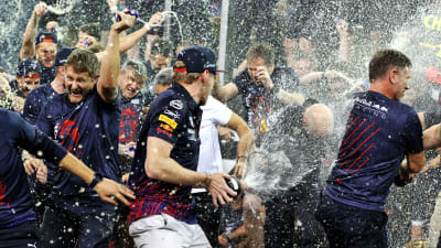 Max Verstappen firar VM-titeln.