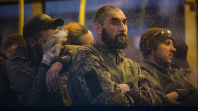 Ukrainska soldater i en buss.