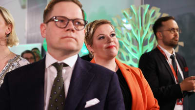 Annika Saarikko och Markus Lohi tittar åt sidan besviket.
