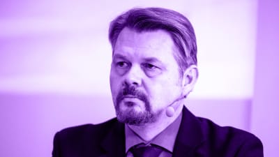 Kuvassa Petteri Lalu. Päälle on laitettu violetti filtteri.