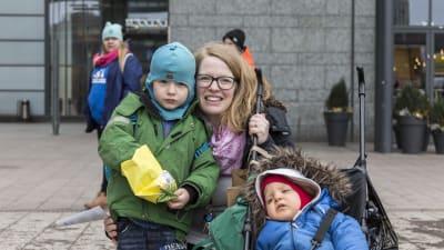 Johanna Welander lastensa kanssa lastentarhanopettajien palkkoihin liittyvässä mielenosoituksessa Helsingin Narinkkatorilla.