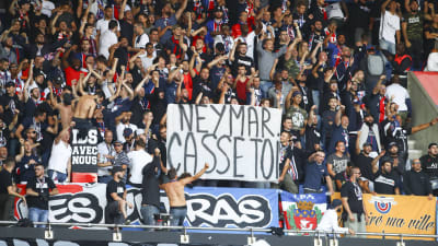 PSG-anhängarna visar upp ett plakat som uppmanar Neymar att lämna.