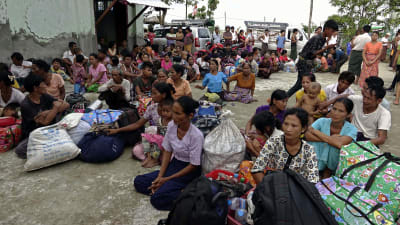 Nästan 60 000 människor har flytt undan arméattacker mot det muslimska rohingyafolket i Burma