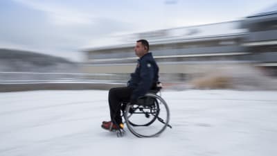 Hassan Zubier ajaa pyörätuolilla talvella.