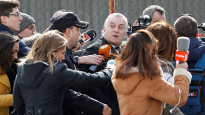 Partido Populars tidigare kassör Luis Barcenas (i mitten) omgiven av journalister efter en rättegång i Madrid den 13 februari. 