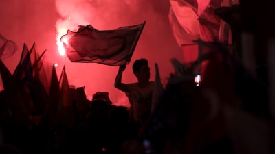 Presidentens anhängare jublade i Istanbul efter segerbeskedet från valkommissionen 