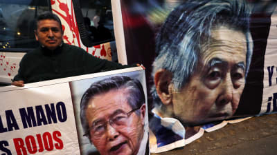 Anhängare demonstrerade till stöd för Fujimori utanför det sjukhus dit han togs efter att benådningen av honom hävts.