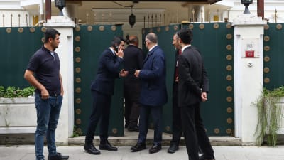 Myndighetspersoner utanför det saudiska konsulatet i Istanbul.