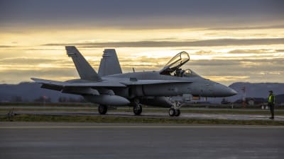 F-18 Hornet -hävittäjälentokoneita Örlandin lentotukikohdassa Norjassa.