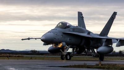 Suomen ilmavoimien F-18 Hornet -hävittäjälentokone Örlandin lentotukikohdassa Norjassa.
