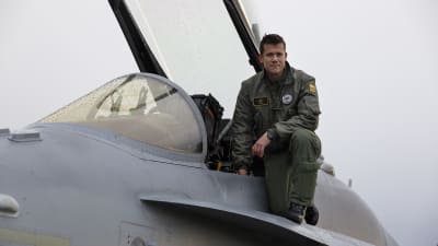 Överstelöjtnant, piloten Saku Joukas vid en F-18 Hornet vid Örlands flygbas i Norge.