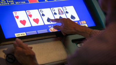 En hand på ett digitalt pokerspel på Casino i Halsingfors. 