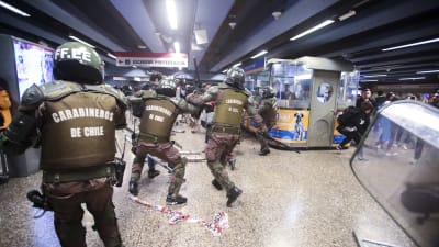 Demonstranter sloddes med kravallpoliser på metrostationen Los Heroes mitt under fredagens demonstrationer. 