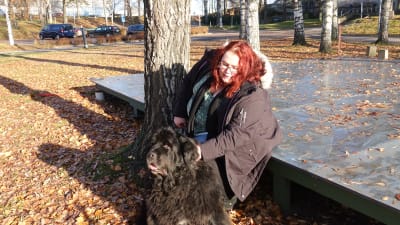 Pia Alarto är erfarenhetsexpert gällande psykisk hälsa, här med hunden Eevi. 