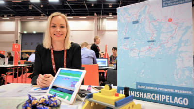 Niina Aitamurto som är turismchef i Pargas taggar till för resemässan 2020 i Helsingfors.