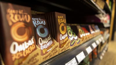 Suklaa hylly Itäkeskuksen Ruohonjuuri myymälässä