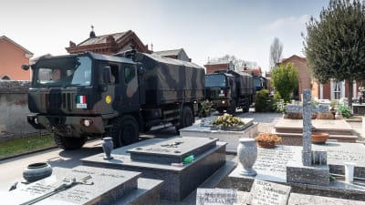 Militären har varit tvungen att transportera avlidna från Bergamo till andra städer i norra Italien eftersom både bårhusen och begravningsplatserna i staden är överfulla.