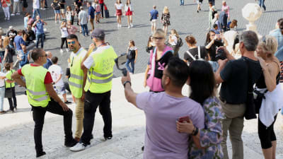Turisteja Fontana di Trevin suihkulähteellä Roomassa