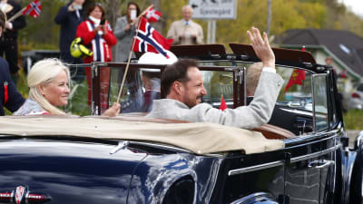 Kronprinsessan Mette-Marit och kronprinsen Haakon åkte i en öppen bil genom OSlo 17.5.2020