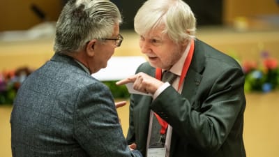 Erkki Tuomioja med fingret i vädret samtalar med Hans Wallmark.