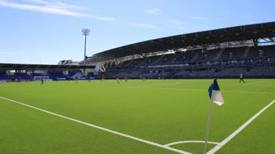 Fotbollsmatch på ett soligt Tölö fotbollsstadion.