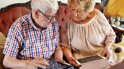 Pentti Heinonen, 92 år, och Lea Musonen, 74 år, fick utbildning i att använda sin pekplatta (arkivbild).