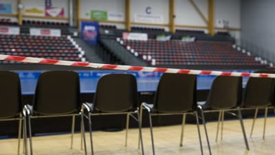 Stolar på en innebandyplan, bakom avspärrningsband