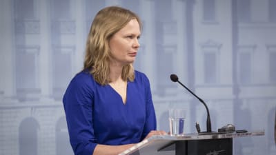 Hanna Kosonen på presskonferens.
