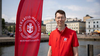Suomen Meripelastusseuran toimitusjohtaja Jori Nordström kolera-altaalla