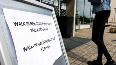 Person utanför en walk-in-vaccinklinik i Borgå. 