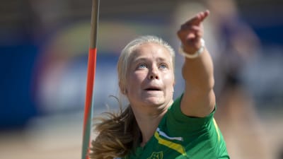 Emilia Karell kastar spjut.