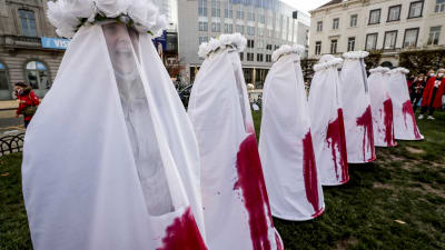 Bild på kvinnor som är klädda i vitt och slöja. De demonstrerar för rätten till abort.